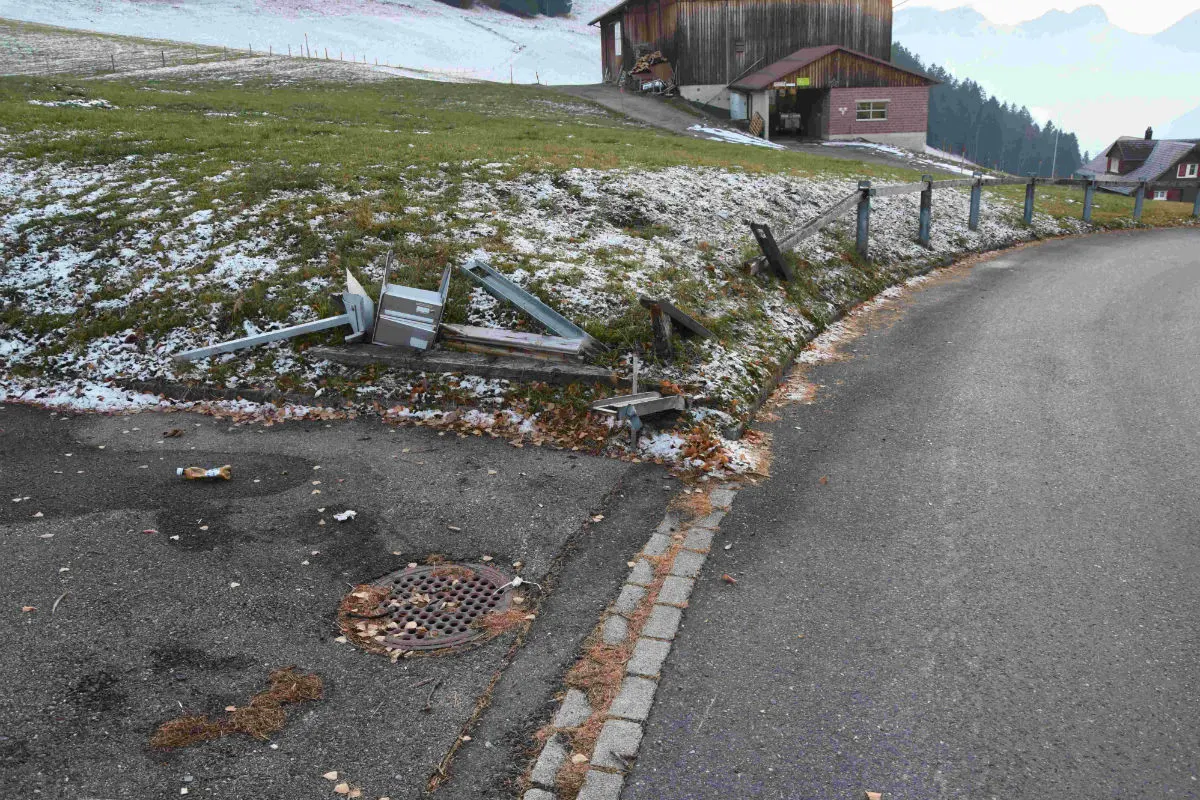 Amden SG - Metallpfähle umgefahren und geflüchtet - Zeugenaufruf