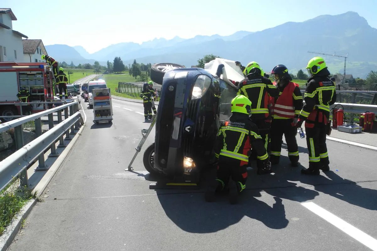 Schwyz SZ - Autofahrer nach Selbstkollision verletzt