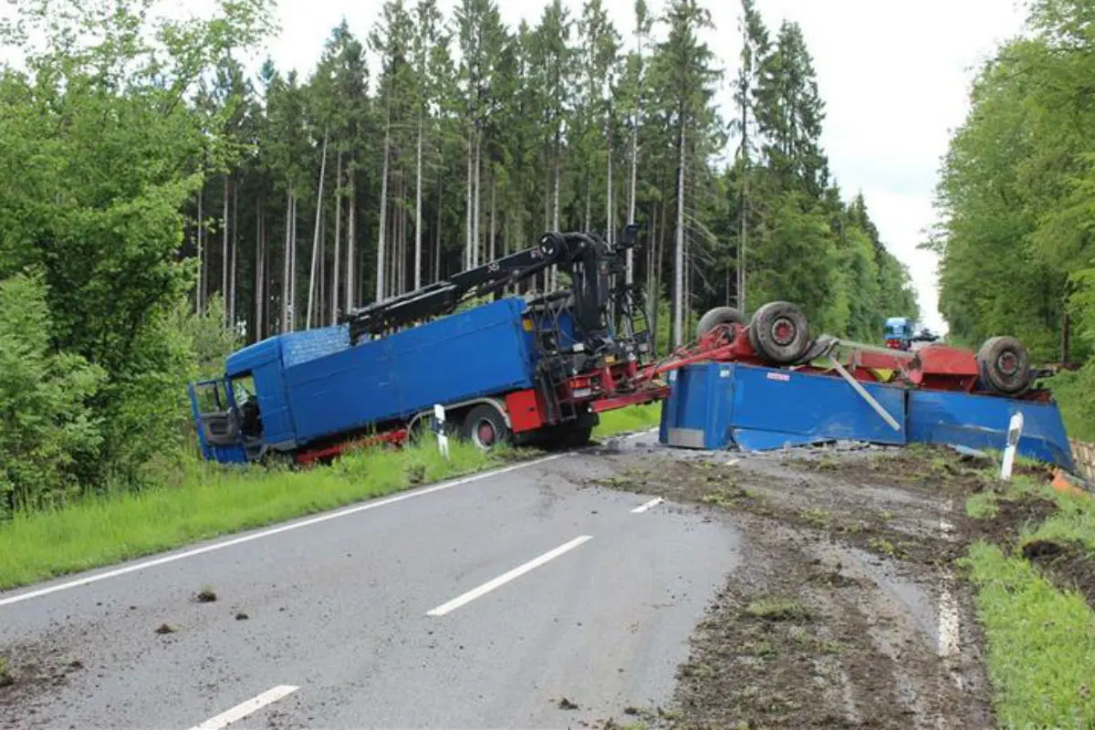 Verkehrsunfall mit umgestürztem LKW