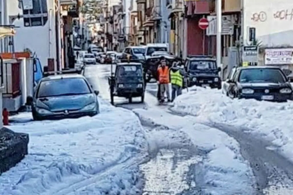 Gewaltiger Hagelsturm bedeckt Roccalumera unter eine dicke Eisschicht