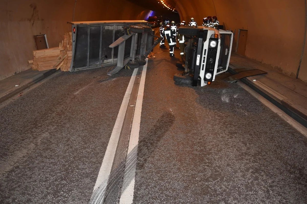 Totalschaden am Anhänger nach Unfall im Umfahrungstunnel bei Trin GR