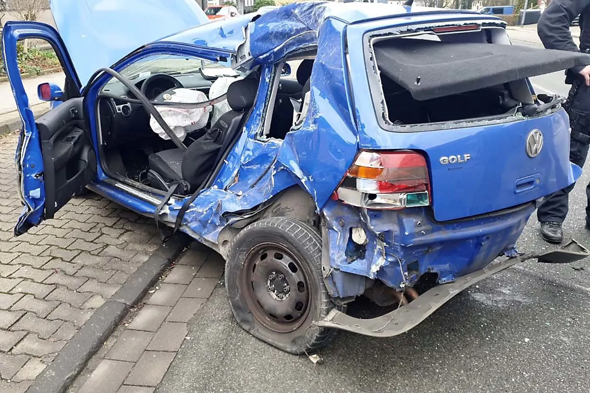 Essen - Autofahrer flüchtet vor Polizeikontrolle