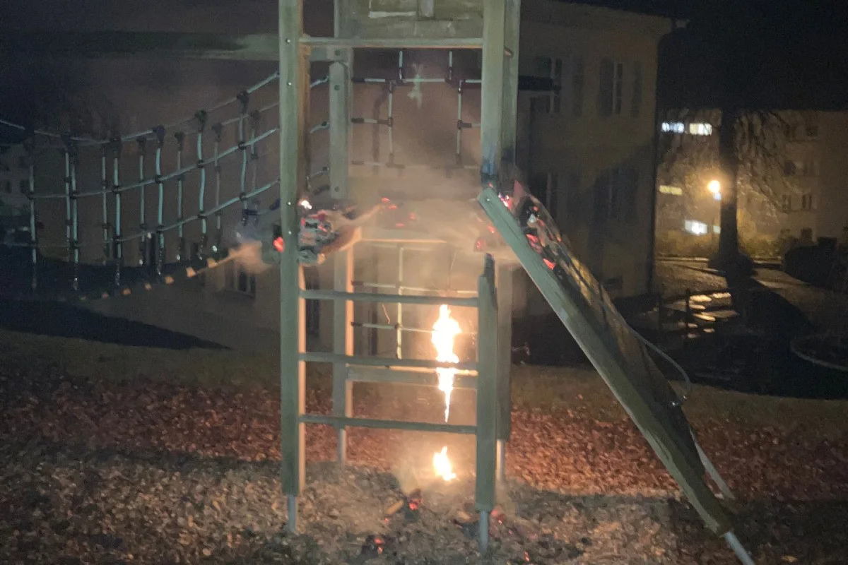 Schwanden GL - Brandstiftung auf Kinderspielplatz