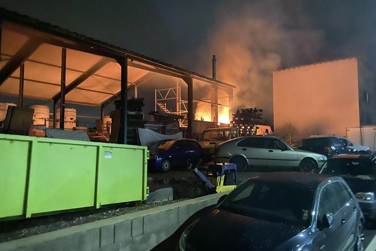 Feuerwehreinsatz in Pratteln BL - Grosser Schaden bei Brand in Lagerhalle