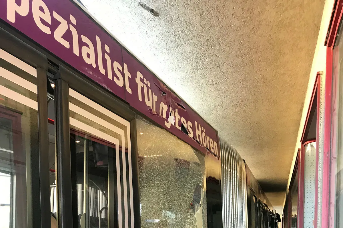 Winterthur ZH - Stadtbus in Hausmauer geprallt