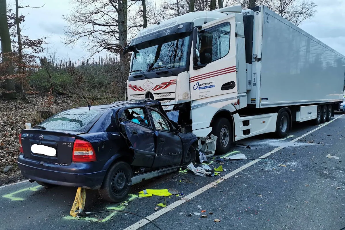 Bernkastel-Kues – Schwerer Verkehrsunfall zwischen Pkw und Lkw