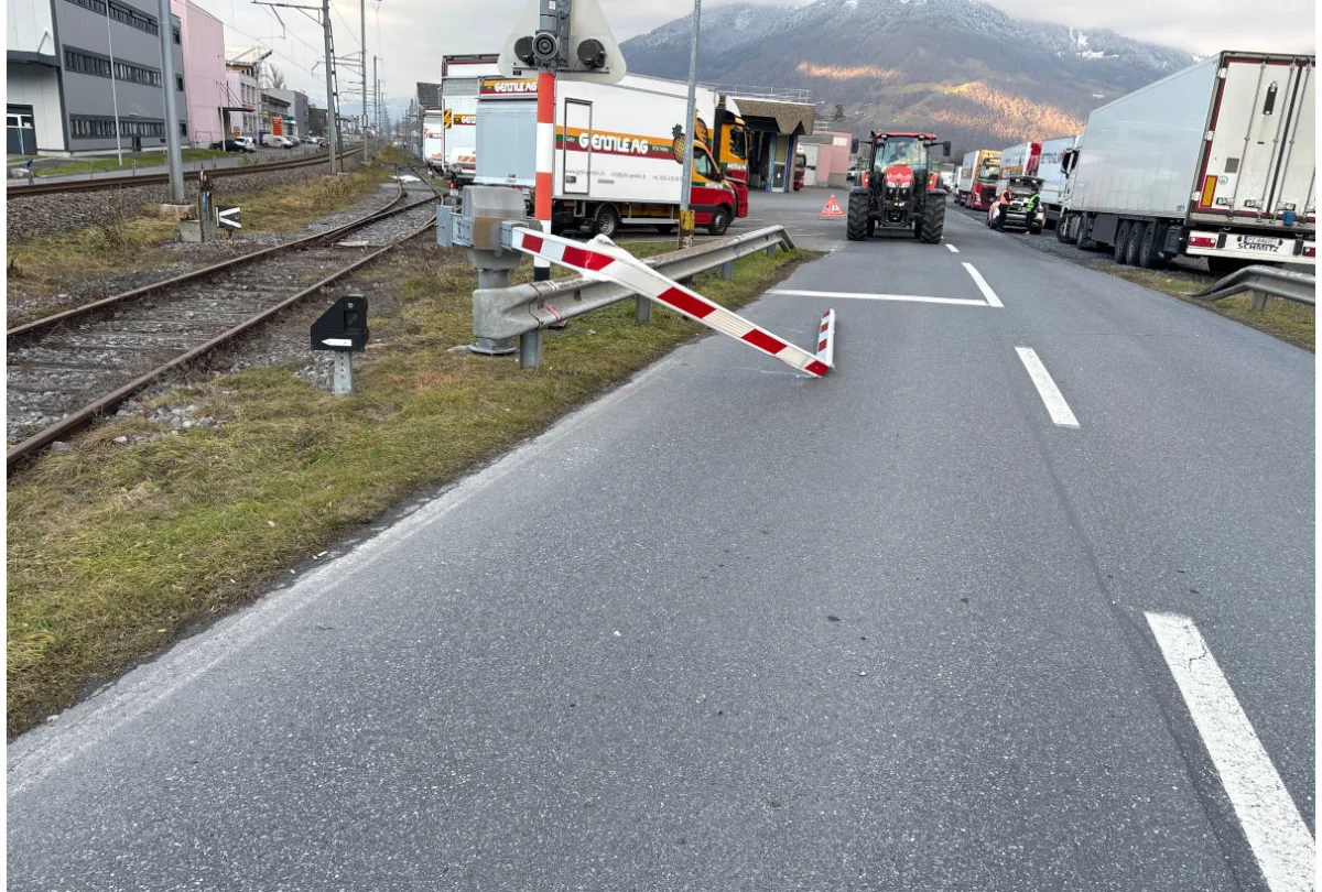 Näfels GL – Lastwagen durchbricht Bahnschranke