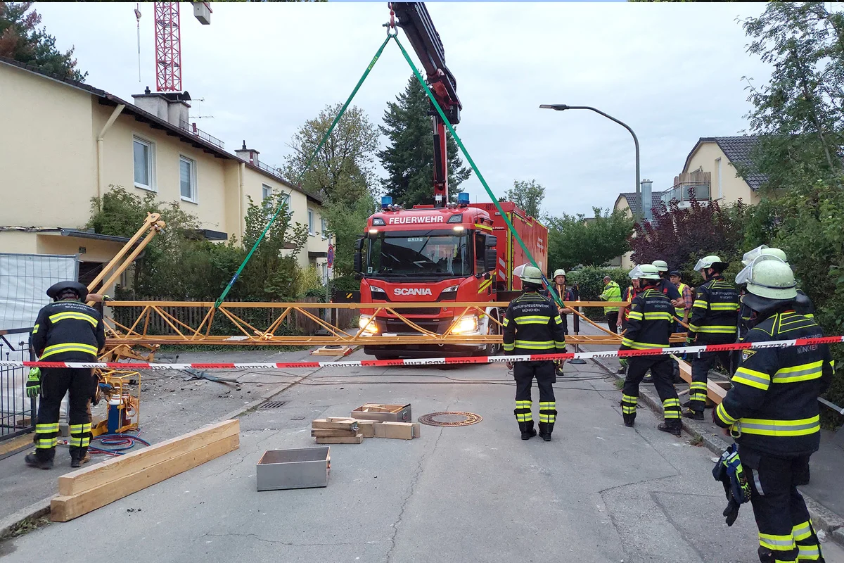 München BY – Baukran stürzt auf Straße und Wohnhaus