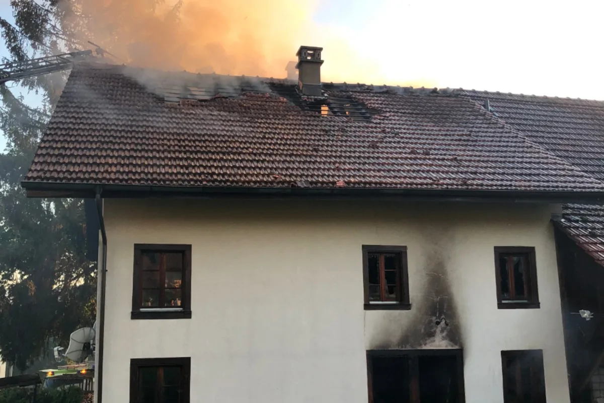 Ottenbach ZH -  Brand eines Einfamilienhauses fordert Verletzten