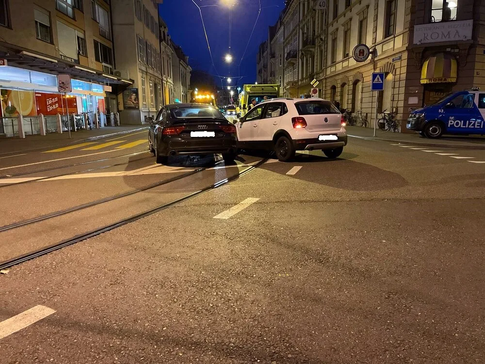 Stadt Basel – Kollision im Verzweigungsgebiet fordert 2 teils schwer verletzte Personen