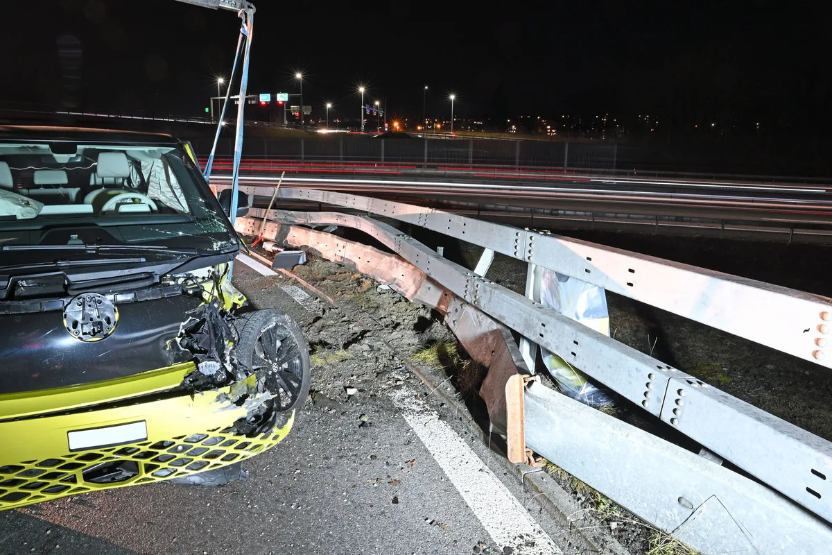 Buchrain/ A14 LU – Frontal gegen eine Leitplanke gefahren