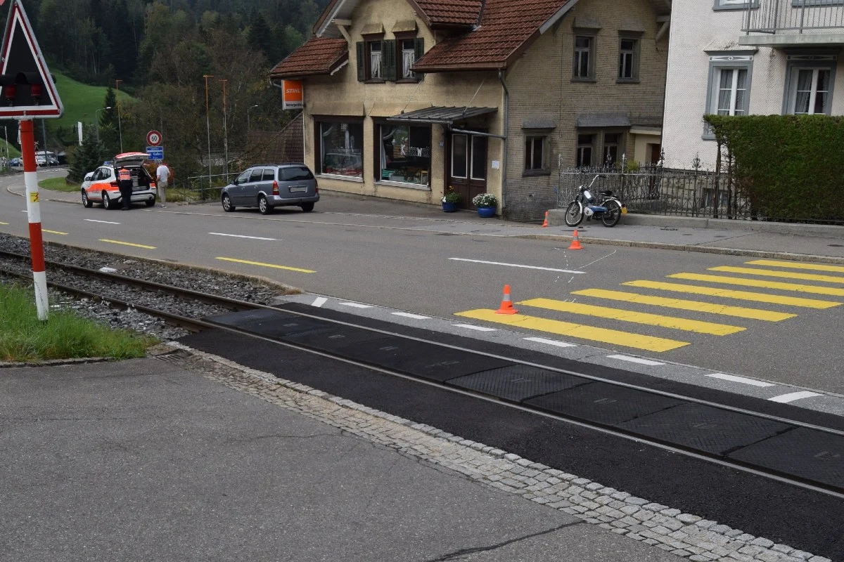 Unfall in Trogen AR - Kollision zwischen Auto und Töffli