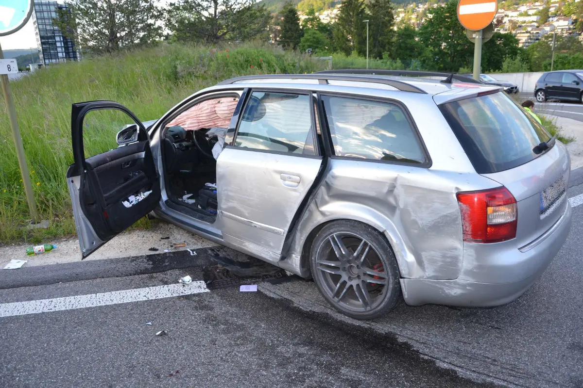 Füllinsdorf BL - Auto kollidiert mit Betonmauer