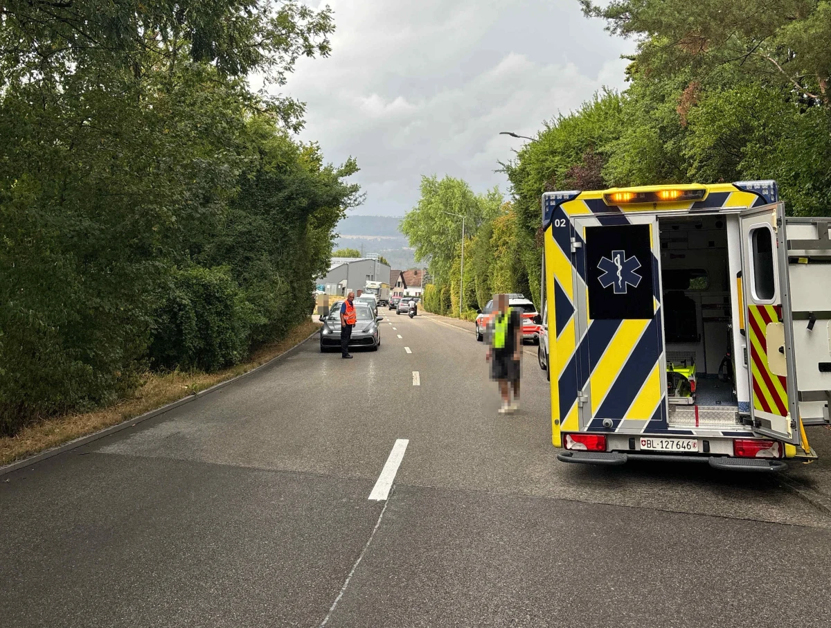 Ein Rettungsfahrzeug mit geöffnetem hinteren Bereich steht auf einer Landstraße. Ein Beamter in Warnweste ist nahe dem Fahrzeug zu sehen.