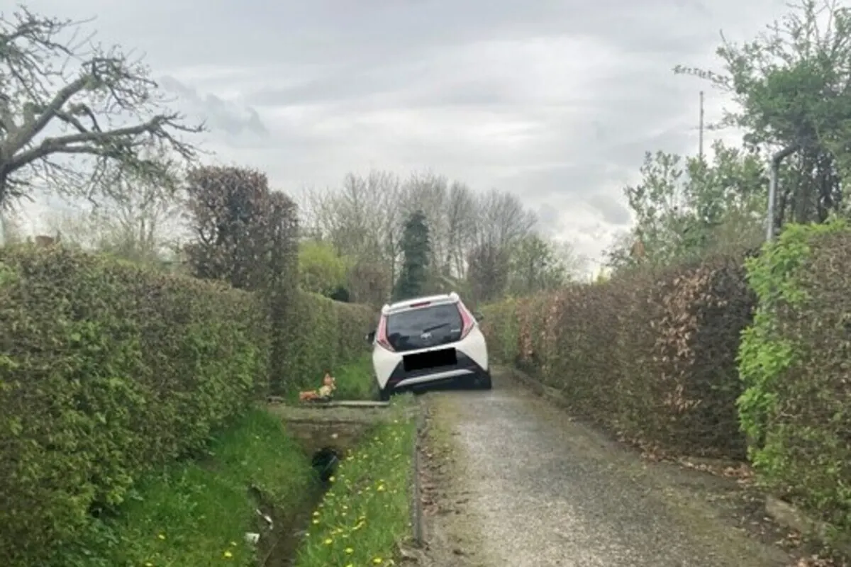 Osnabrück NI - Senior landet mit seinem Auto auf einem Fuß- und Gehweg
