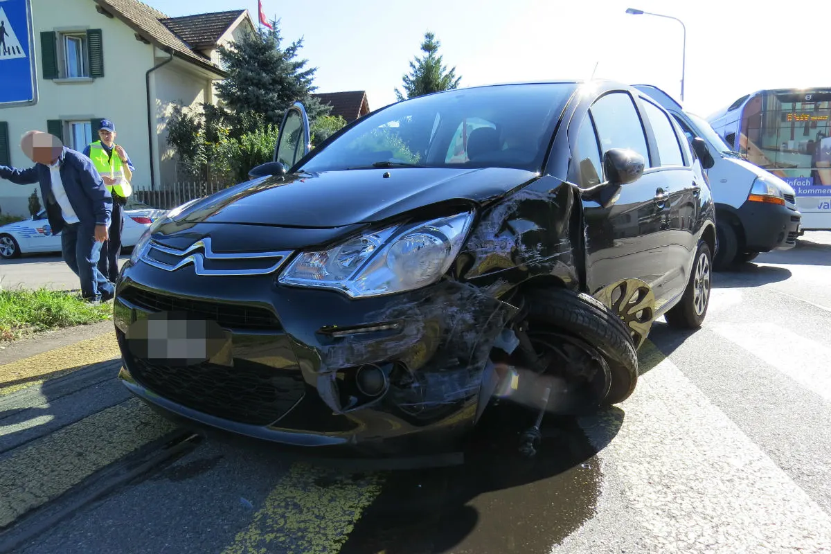 Unfall Suhr AG - Auto geriet auf Gegenfahrbahn und kollidiert mit Linienbus