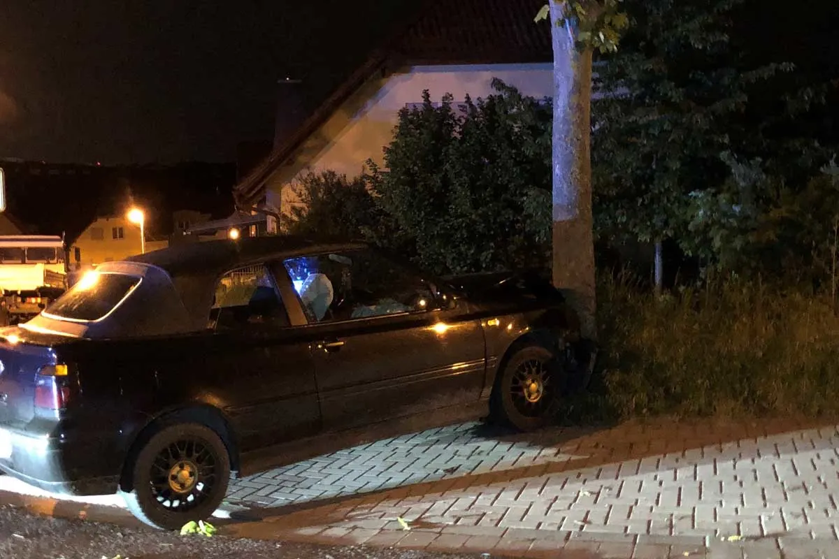 Worms - Cabriolet kracht frontal in Baum - Alle Fahrzeuginsassen geflüchtet