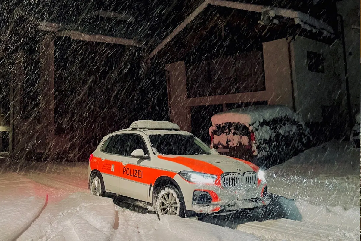 Kanton Graubünden – Schneebedeckte Strassen führen zu Unfällen und Verkehrsbehinderungen