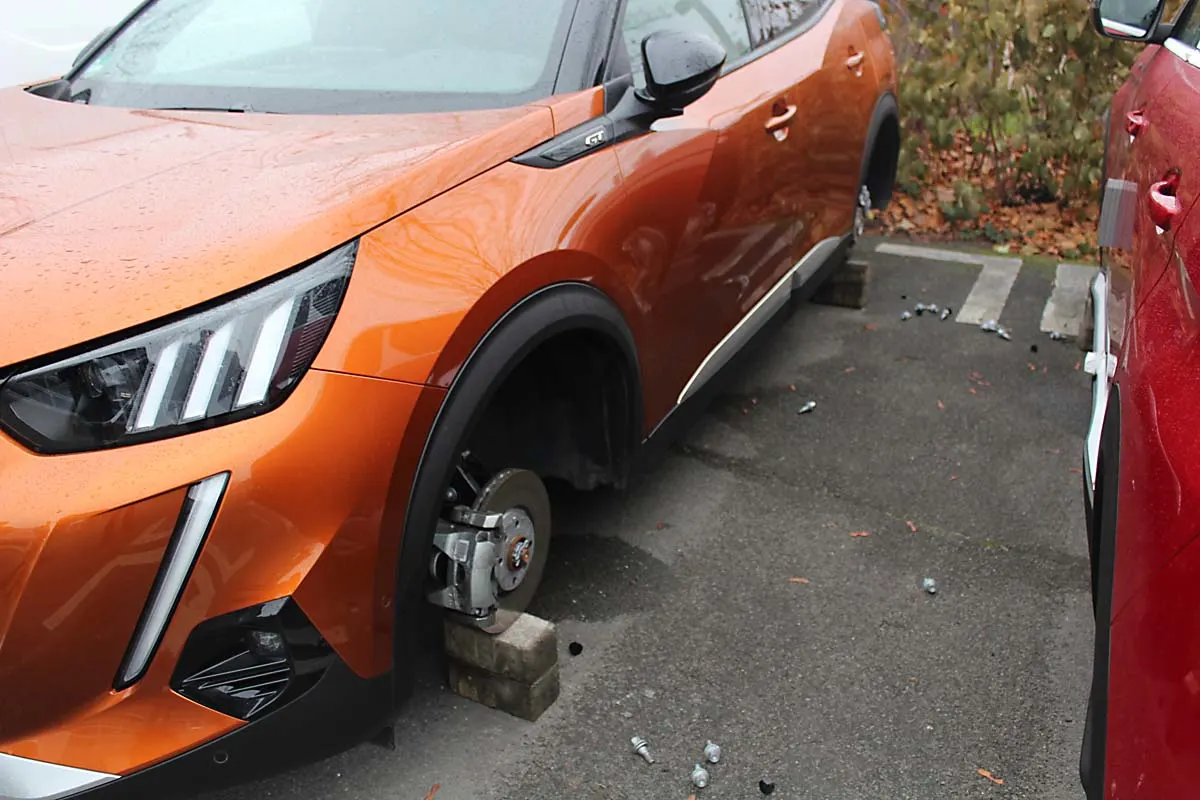 Zeugenaufruf in Gelsenkirchen - Diebe stehlen Räder von sechs neuen Autos!