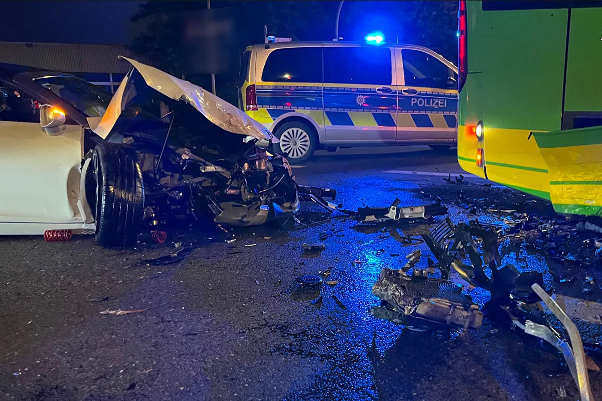 Oberhausen NW – Audi R8 kollidiert mit Linienbus