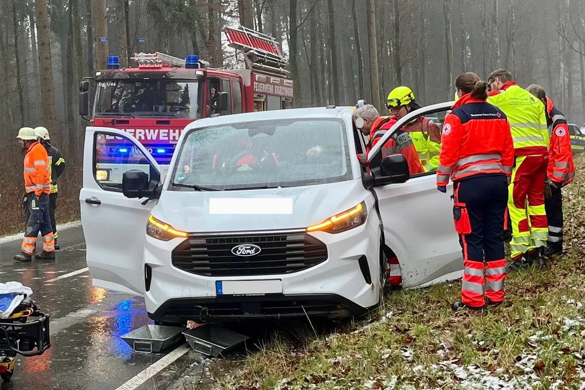 Eigeltingen BW – Kleintransporter verunfallt auf eisiger Fahrbahn