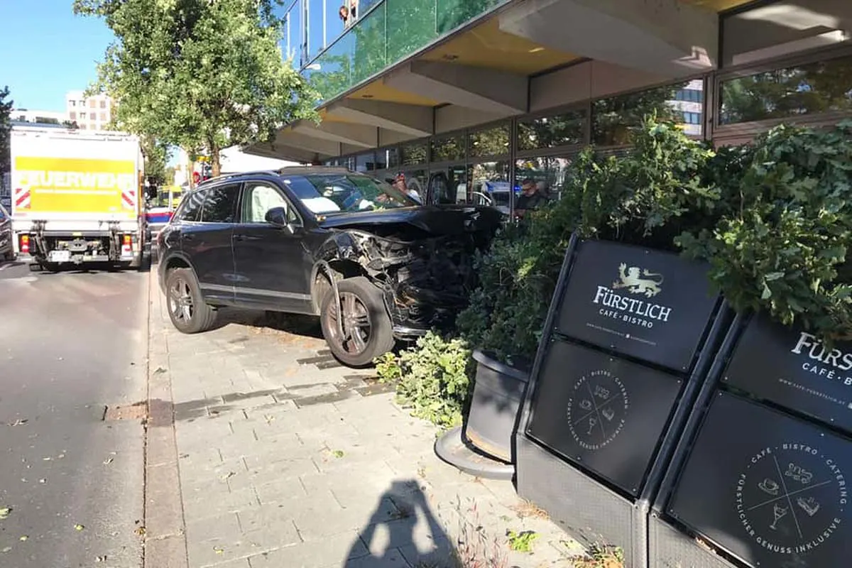 Klagenfurt - PKW kracht in LKW, Baum und letztendlich in Lokal!