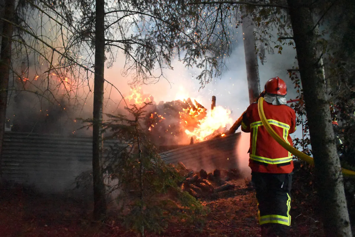 Brand in Altbüron LU – Holzunterstand komplett niedergebrannt