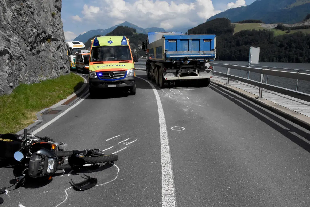 Stansstad NW – Motorradlenker kollidiert mit Lastwagen