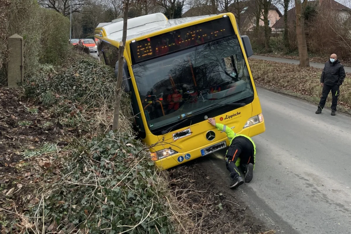 Heiden-Heßloh - Mehrere Personen nach Unfall im Bus gefangen