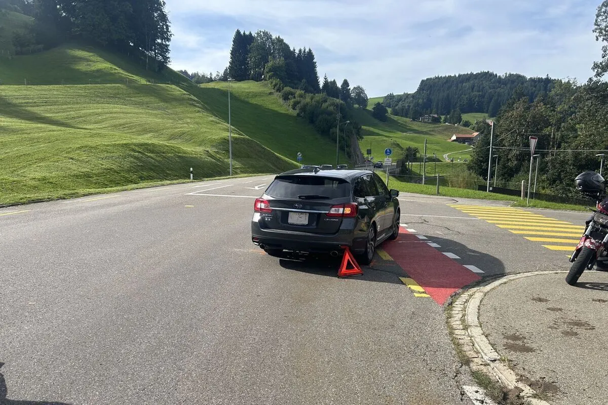 Unfall in Urnäsch AR – Motorradfahrerin prallt in abbiegendes Auto