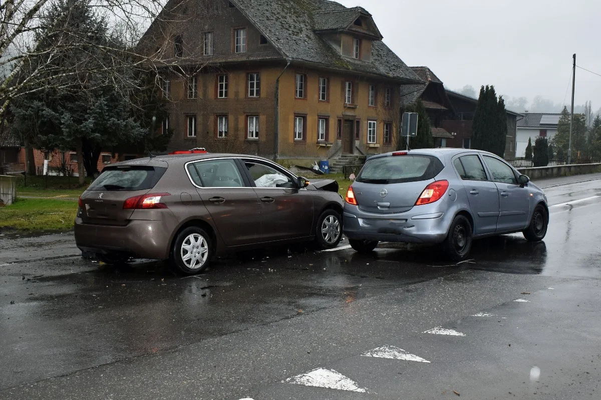 Nottwil LU - Vier Personen bei Kollision zwischen zwei Autos verletzt
