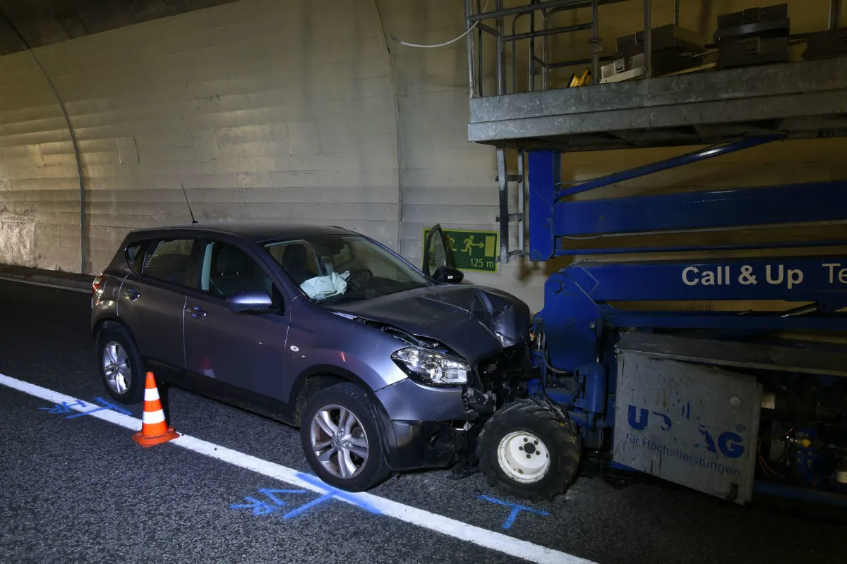 Rongellen GR - Unfall im Tunnel fordert vier Verletzte
