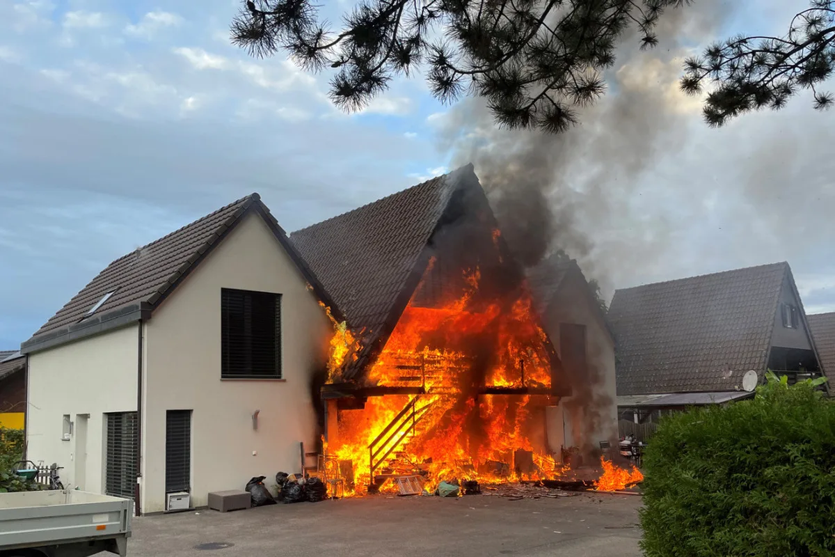 Cheyres FR – Hund verstirbt bei Brand in Reiheneinfamilienhaus 