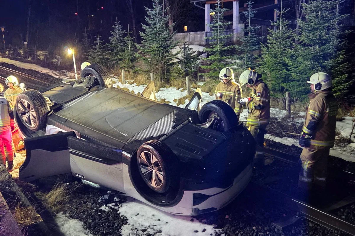 Schladming – Pkw landet nach Unfall auf Bahngleisen