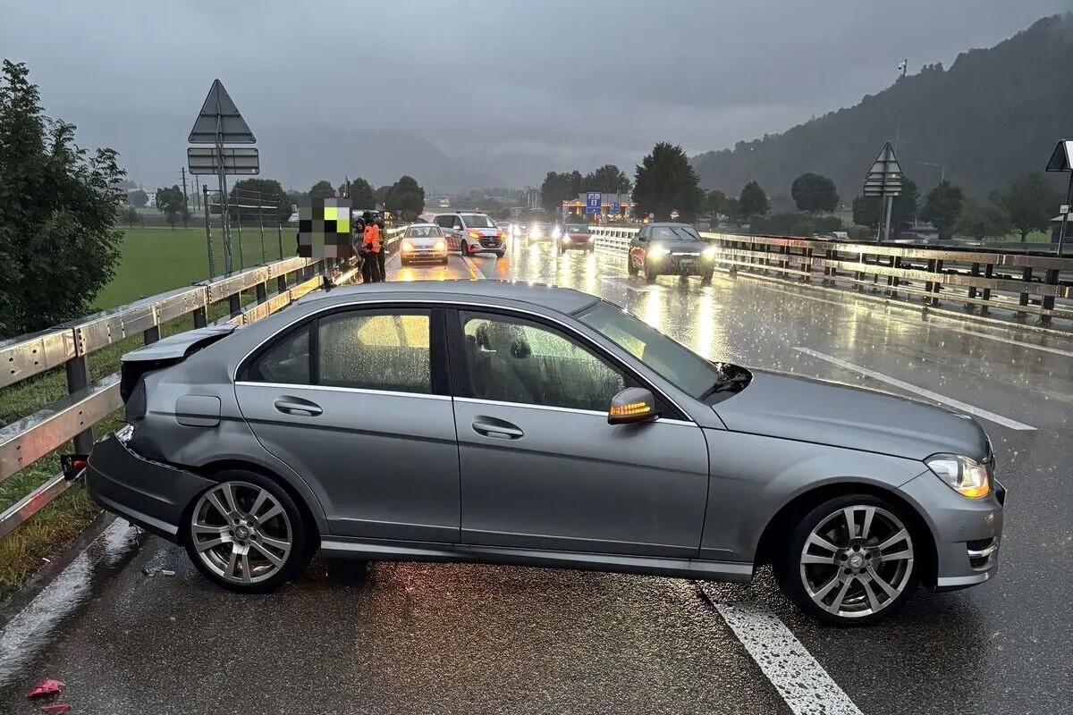 Unfall auf der A3 in Niederurnen GL – Totalschaden nach Aquaplaning