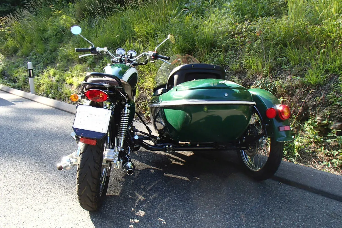 Küttigen AG - Drei Verletzte bei Selbstunfall mit SeitenwagenMotorrad