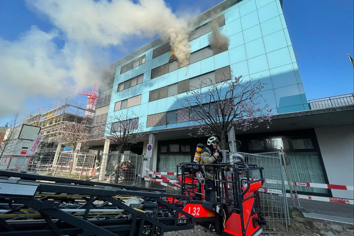 Pratteln BL - Brandausbruch erfordert Feuerwehreinsatz