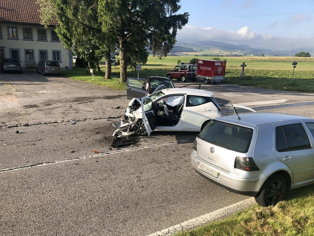 Autigny FR – Zwei Autofahrer wurden bei einem Unfall verletzt