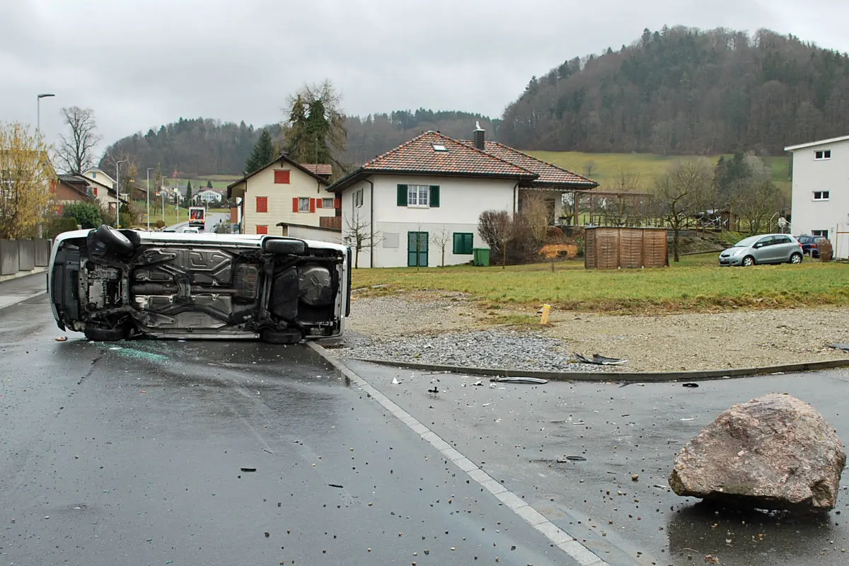 Reiden LU - Auto kollidiert mit grossem Stein
