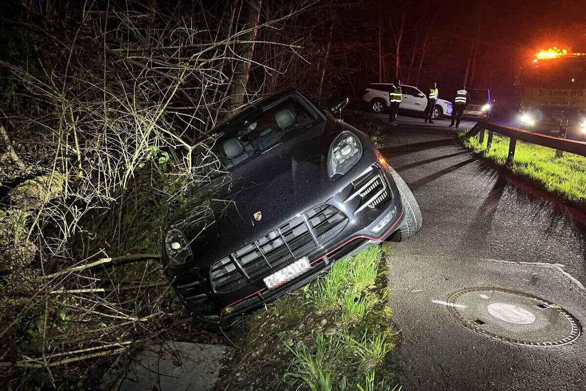 Windisch AG – Porsche bleibt bei Unfall im Wiesland stecken 