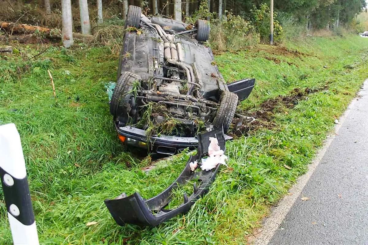 Nasse Fahrbahn in Wenden - 24-Jähriger überschlägt sich mit seinem Auto