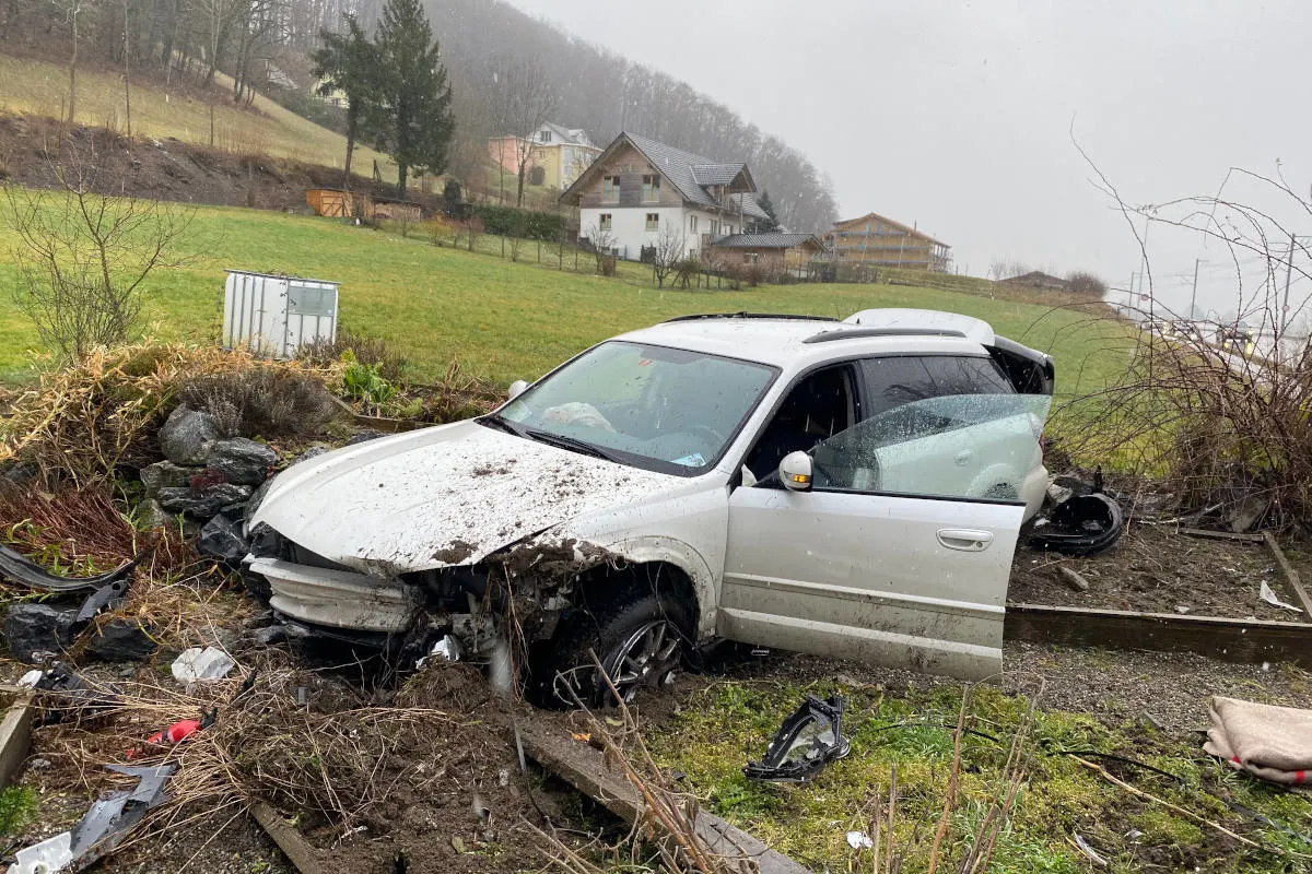 Zetzwil AG – Mit Auto in Garten gelandet