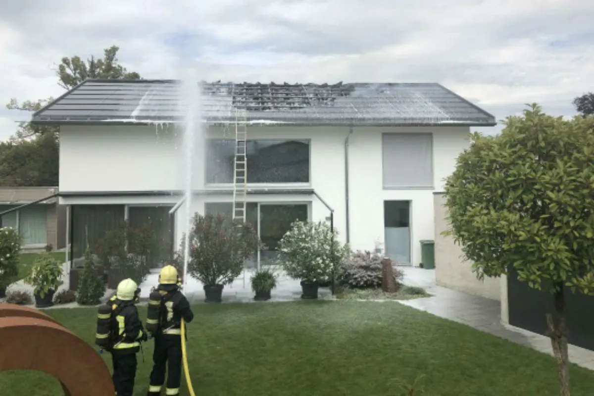 Ried bei Kerzers FR - Brand eines Hausdaches 