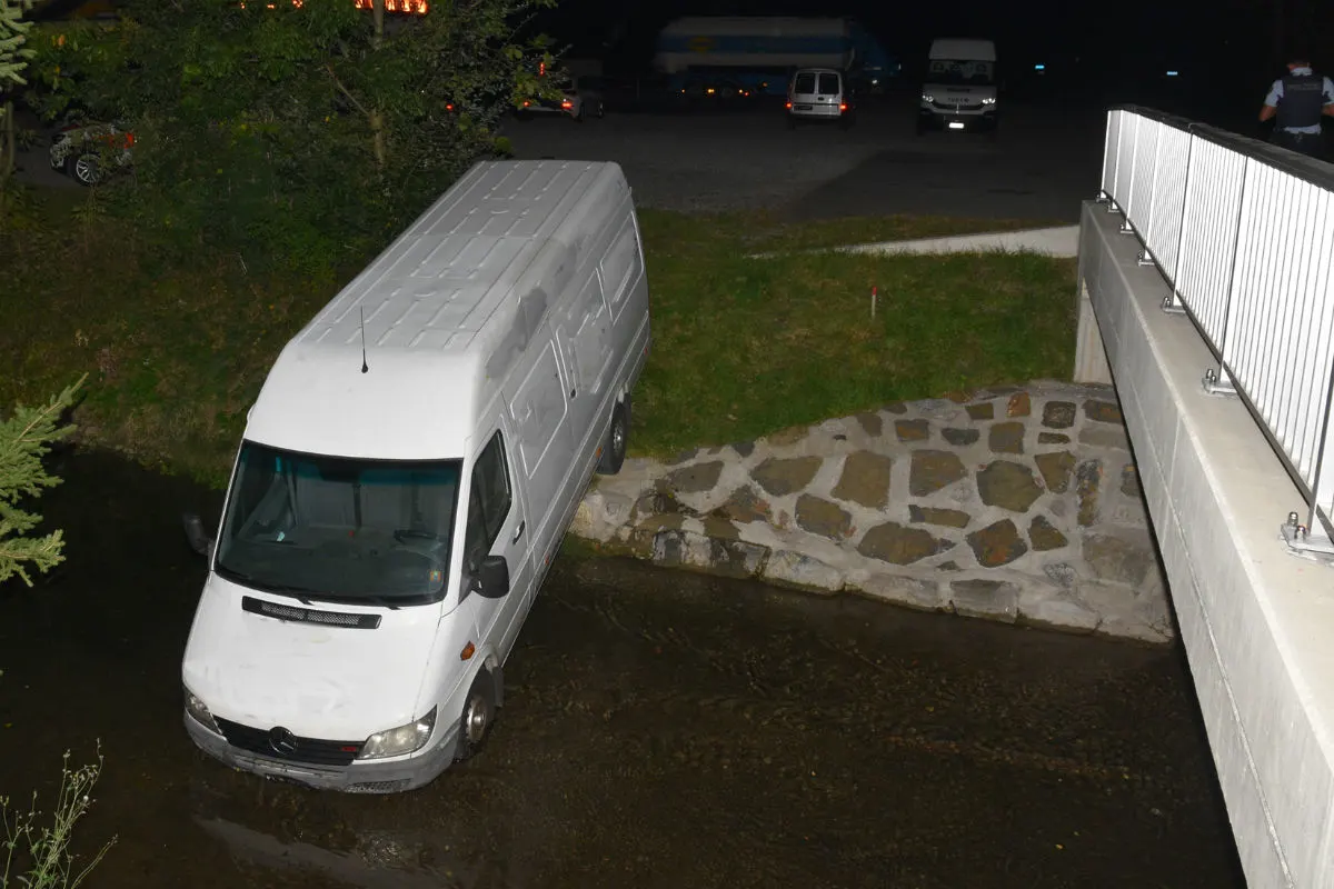 Triesen FL - Lieferwagen rollt in den Kanal