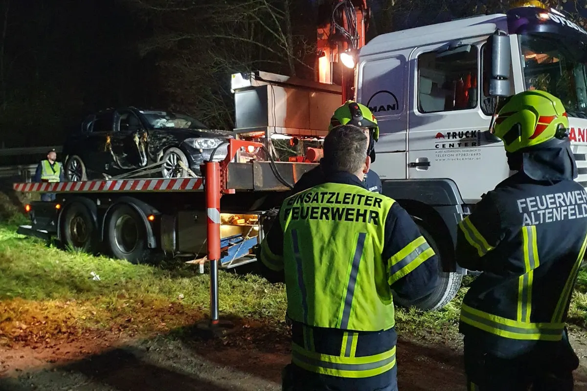 Fahrerflucht in Altenfelden OÖ – Pkw landet bei Unfall im Bach