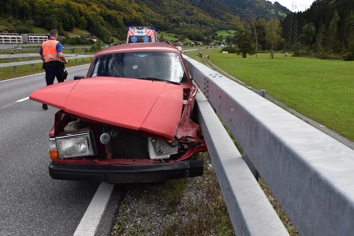 Zweimal Totalschaden in Schiers GR - 19-Jähriger gerät auf die Gegenfahrbahn