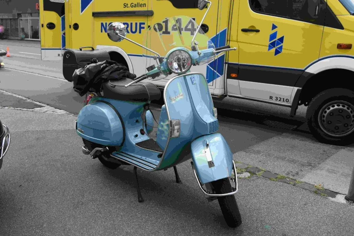 Balgach SG - Frau stürzt nach Bremsmanöver von der Vespa 