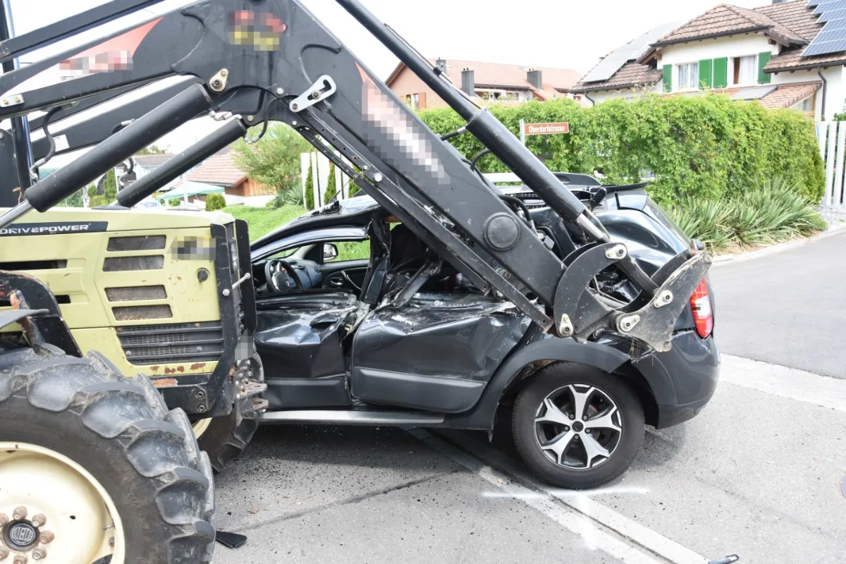 Niederbüren SG - Spektakulärer Unfall zwischen Traktor und Auto endet glimpflich