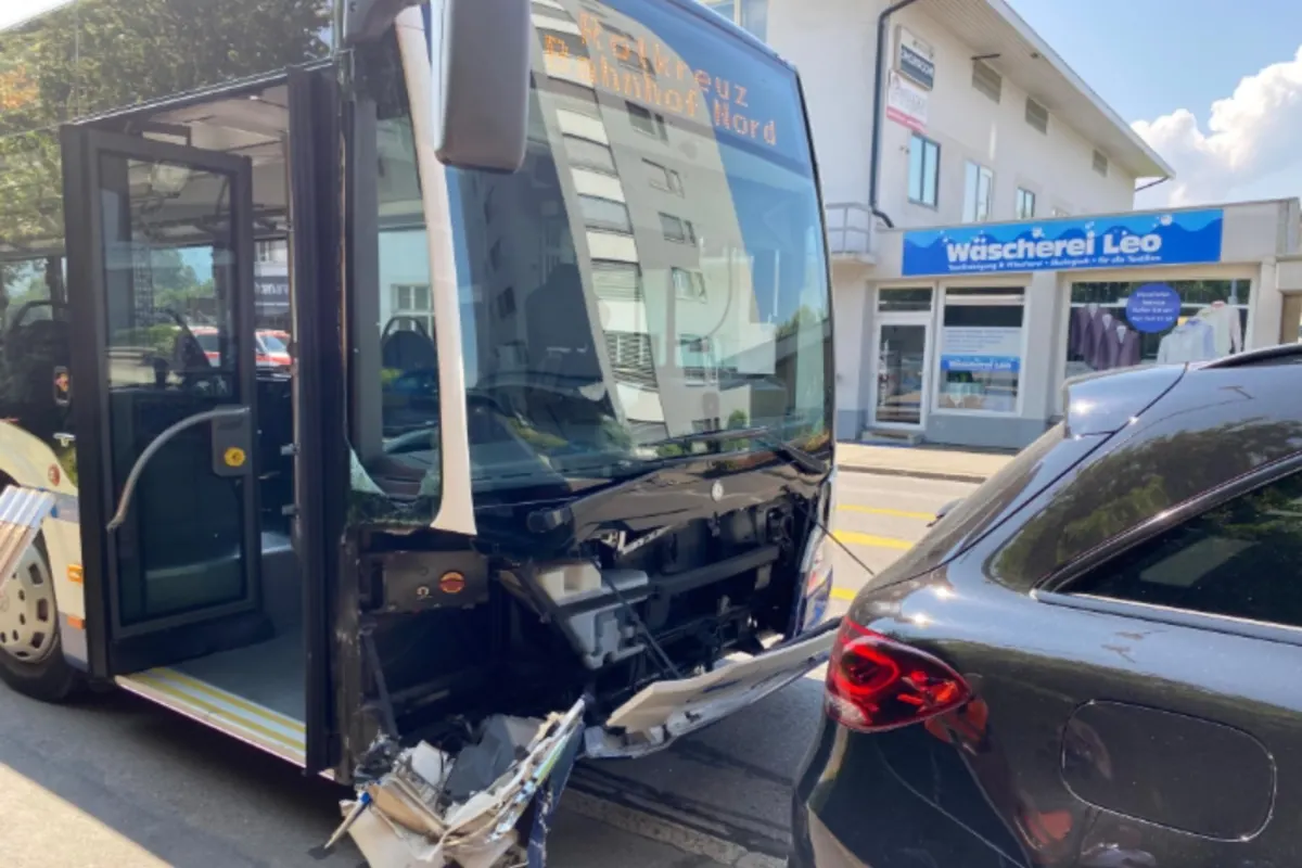 Unfall heute zwischen einem Auto und Linienbus in Zug