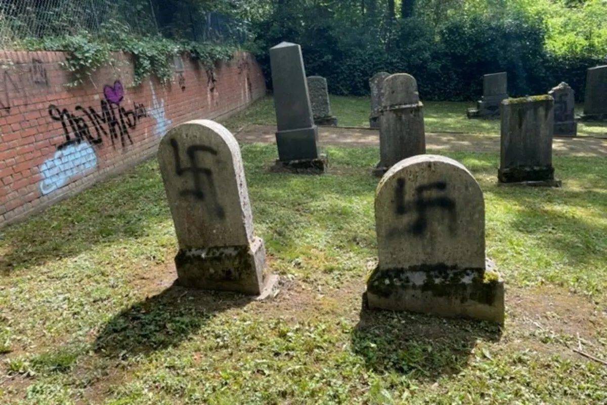 Würselen NW - Hakenkreuze auf einem jüdischen Friedhof